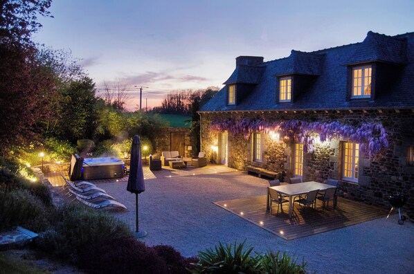 Outdoor dining - Gîte Ty-Boem, Spa & Sauna 8 km from the beaches ! (PORDIC)