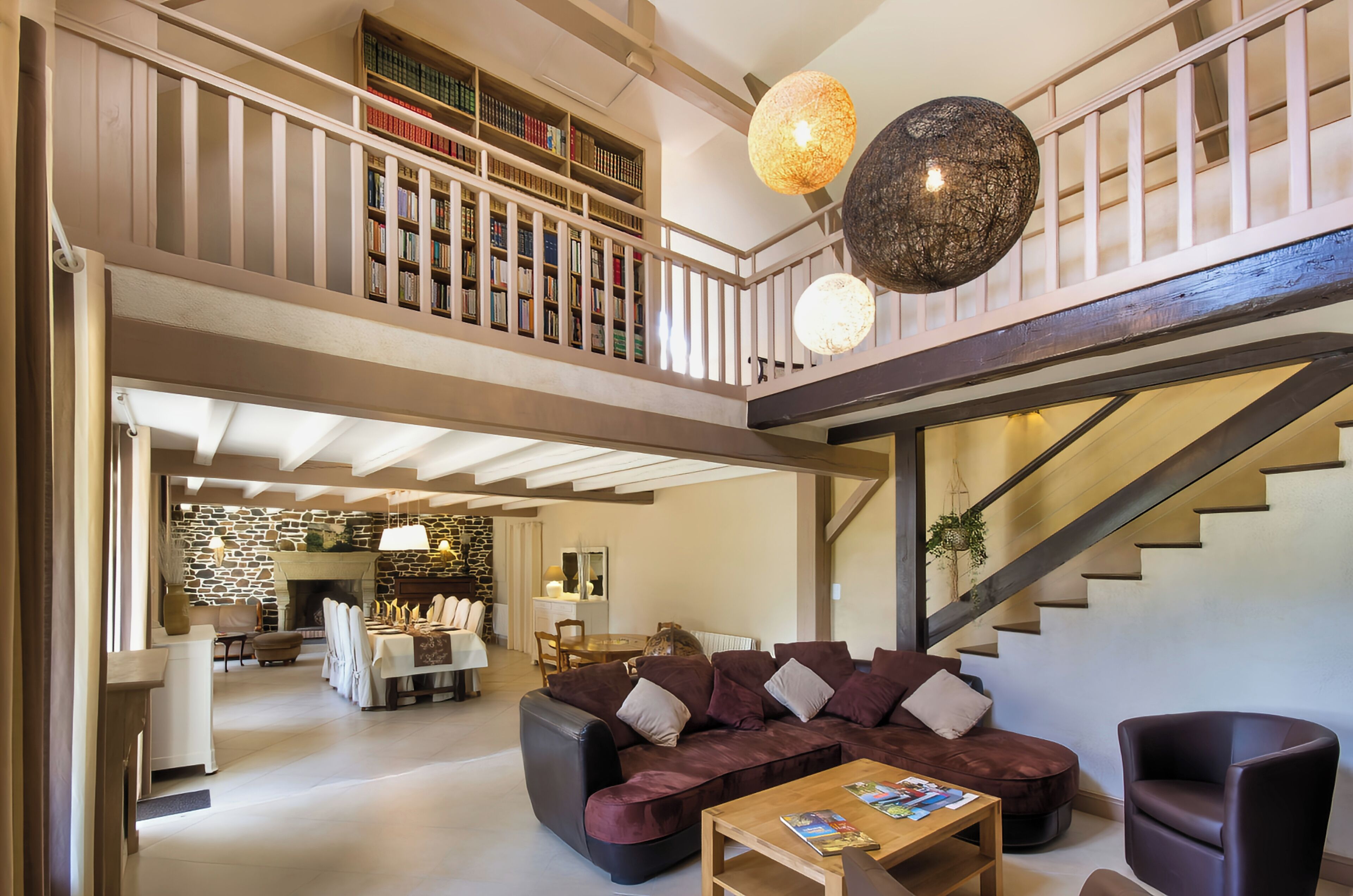 Televisio, takka, kirjoja