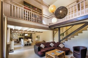 TV, fireplace, books - Gîte Ty-Boem, Spa & Sauna 8 km from the beaches ! (PORDIC)