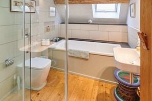 Badekar, håndklær, såpe og toalettpapir