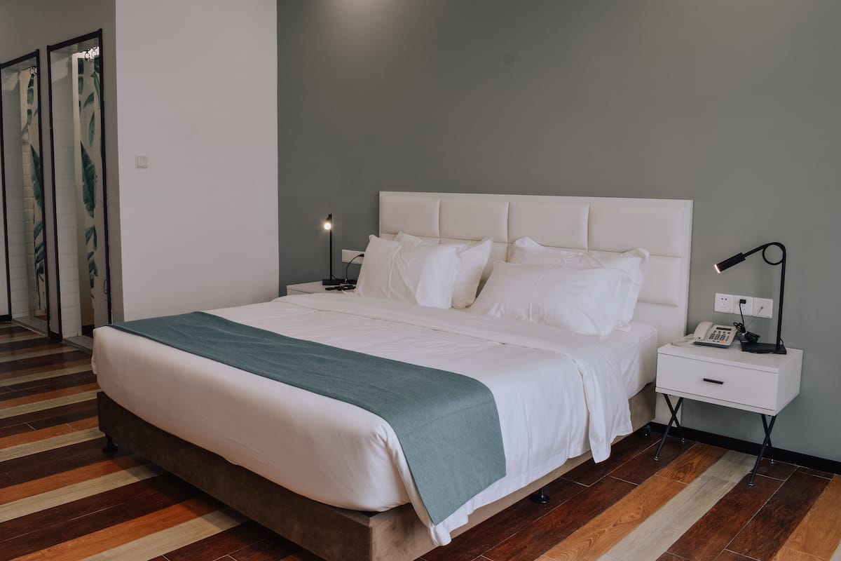 Executive Room | Hypo-allergenic bedding, individually decorated, individually furnished