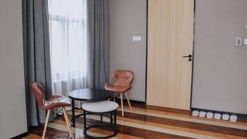 Habitación presidencial | Área de sala de estar | Smart TV de 51 pulgadas con canales por cable y televisión