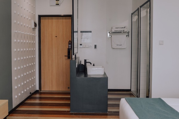 Chambre exécutive | Salle de bain | Douche, douche cascade, articles de toilette (gratuits)
