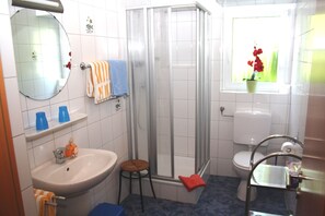 Douche, séchoir à cheveux, serviettes fournies, savon