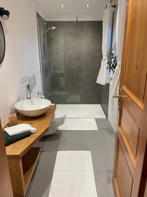Shower, towels, soap, toilet paper - Vacation apartment Hofleben Reiner (Neukirchen vorm Wald)