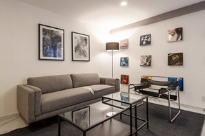 Televisión y oficina 