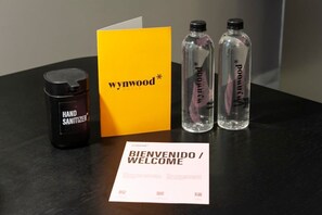 Regadera, secadora de cabello, toallas 