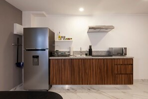 Refrigerador, microondas, parrilla de estufa y cafetera y tetera 