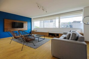 Televisión y oficina 