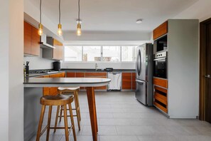 Réfrigérateur, four à micro-ondes, un four, surface de cuisson