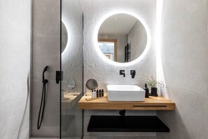 Dusche, Designer-Toilettenartikel, Haartrockner, Bademäntel