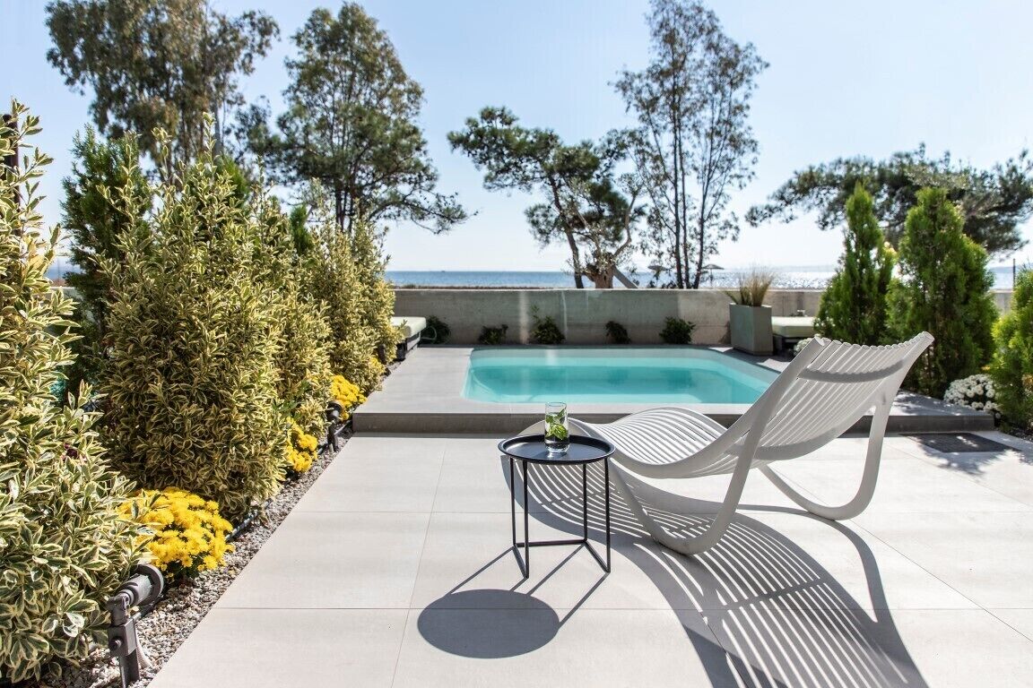 أغطية فراش متميزة وأسرّة بإسفنج يتكيف مع ش كل الجسم وخزنة داخل الغرفة