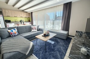 Appartement Supérieur, 1 chambre, non-fumeurs | Coin séjour | Télévision à écran plat de 50 pouces avec chaßnes par cùble, télévision