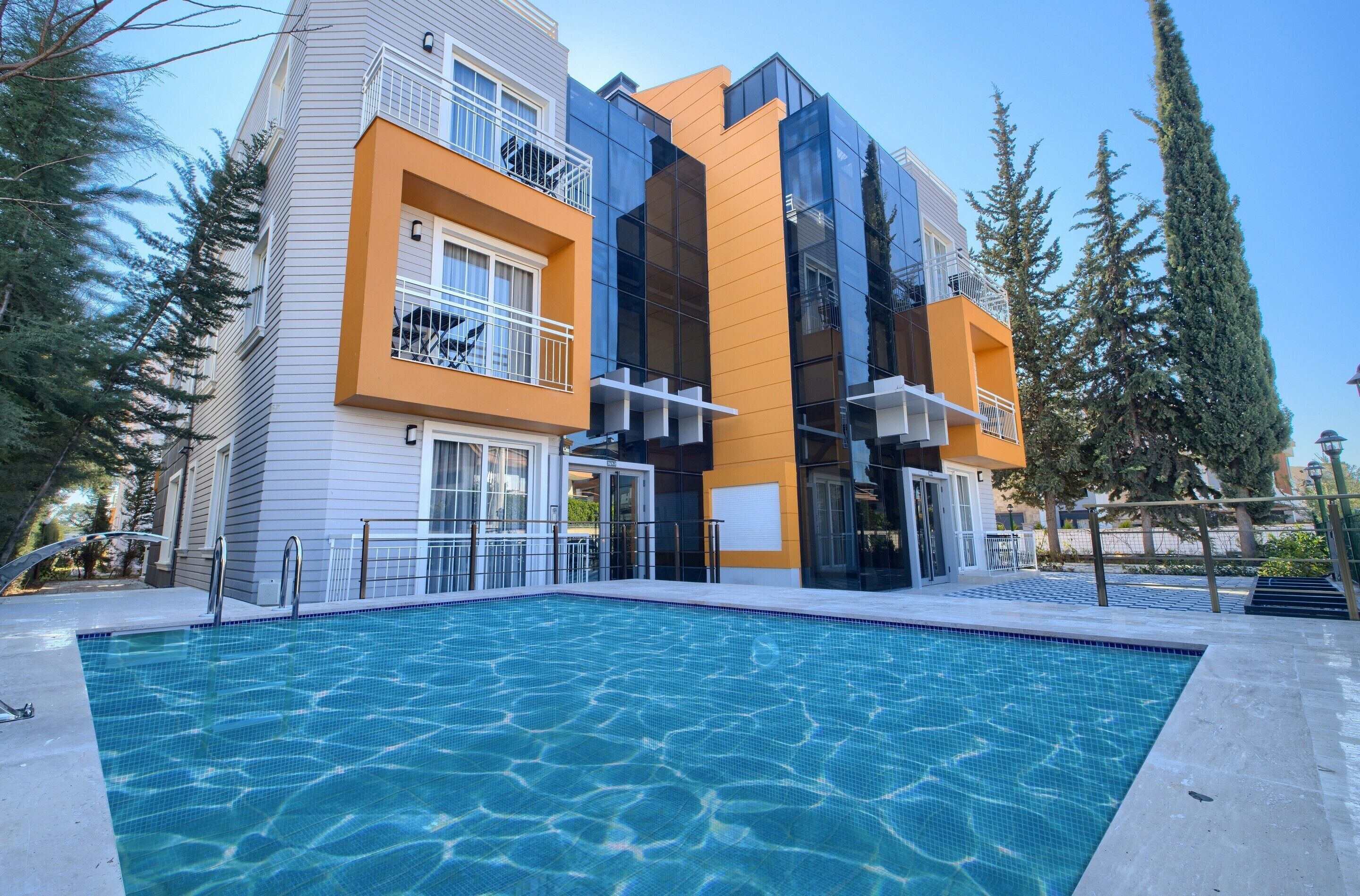 Un edificio moderno con una piscina delantera.