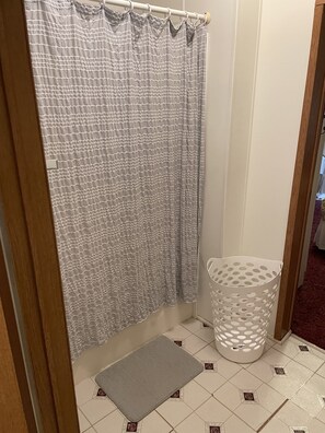 Toallas, jabón, papel de baño 