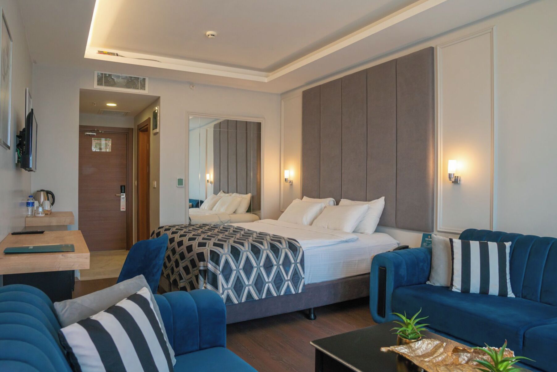 Deluxe Room | Premium bedding, down comforters, in-room safe, laptop workspace