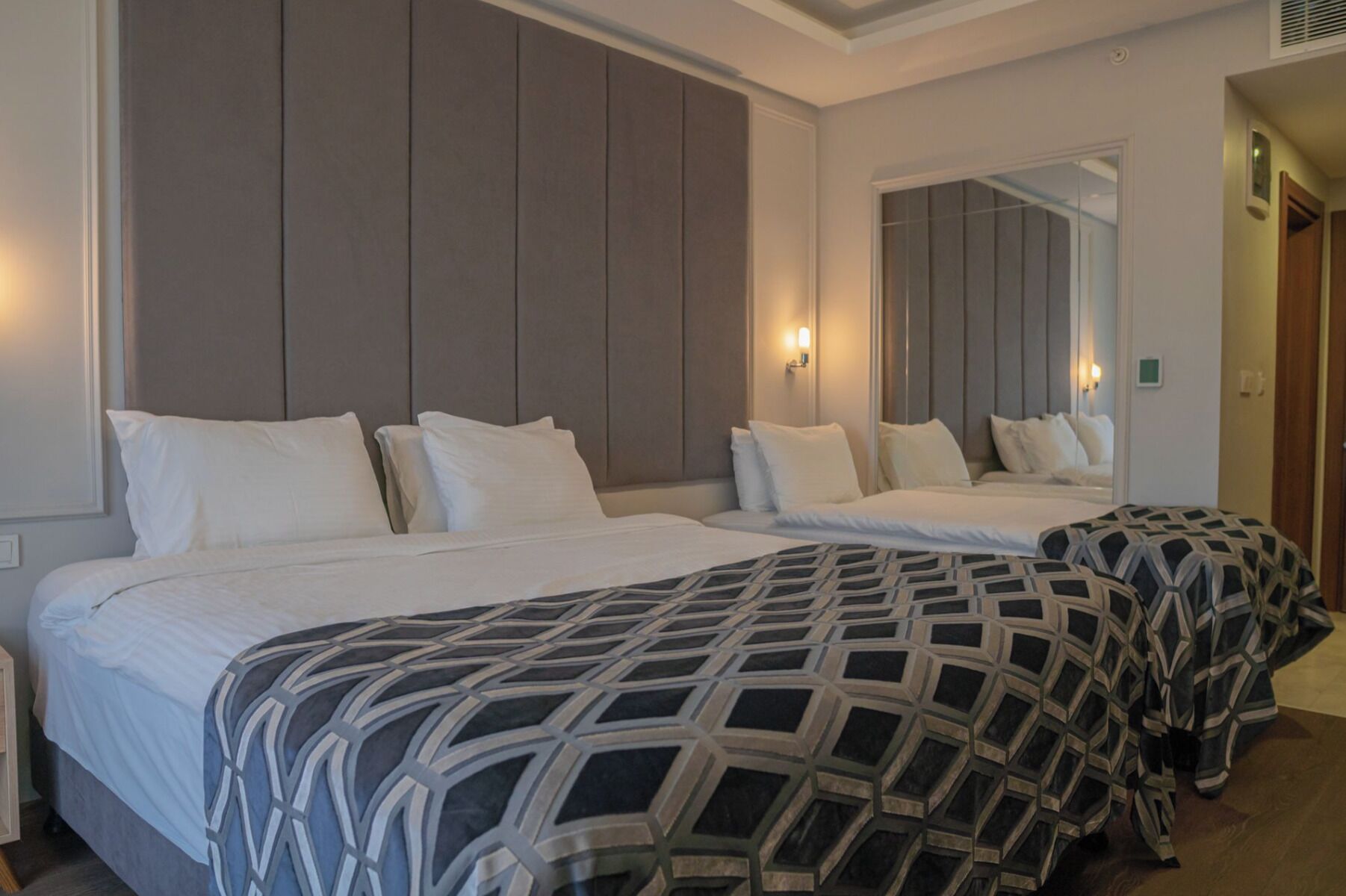 Habitación triple familiar | Ropa de cama de alta calidad y edredón 