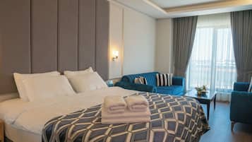 Habitación Deluxe | Ropa de cama de alta calidad, edredones de plumas, caja fuerte