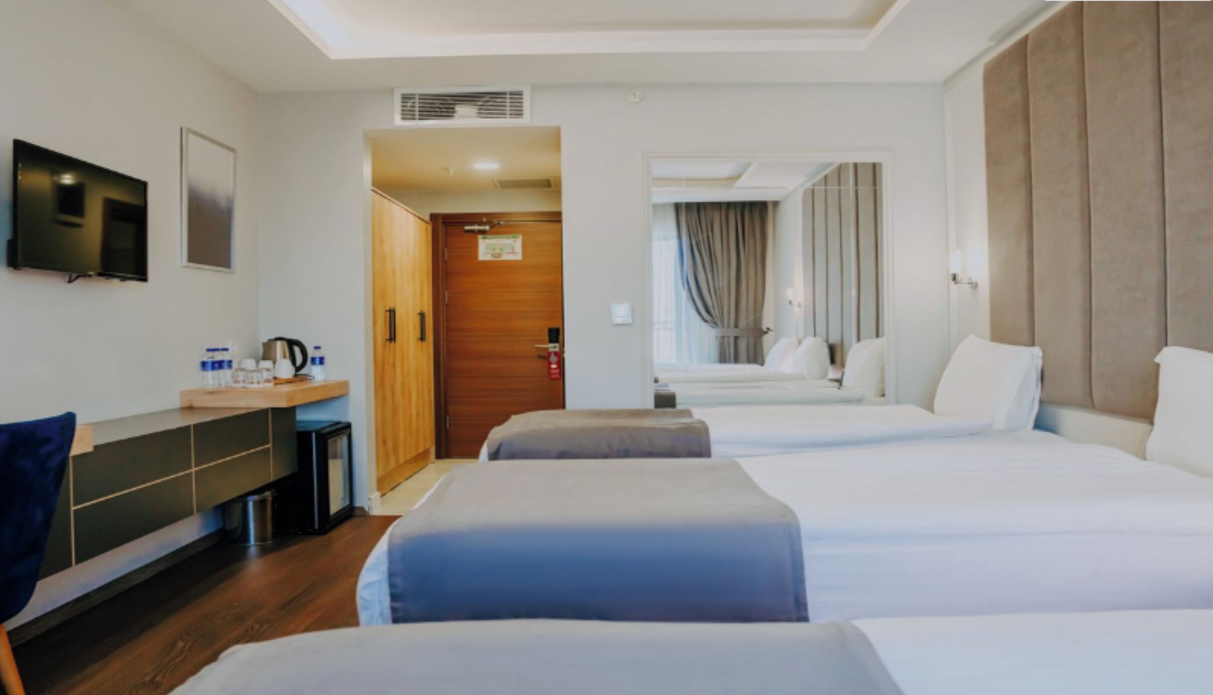 Habitación triple | Ropa de cama de alta calidad y edredón 