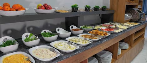 TĂ€gliches inbegriffenes FrĂŒhstĂŒcksbuffet