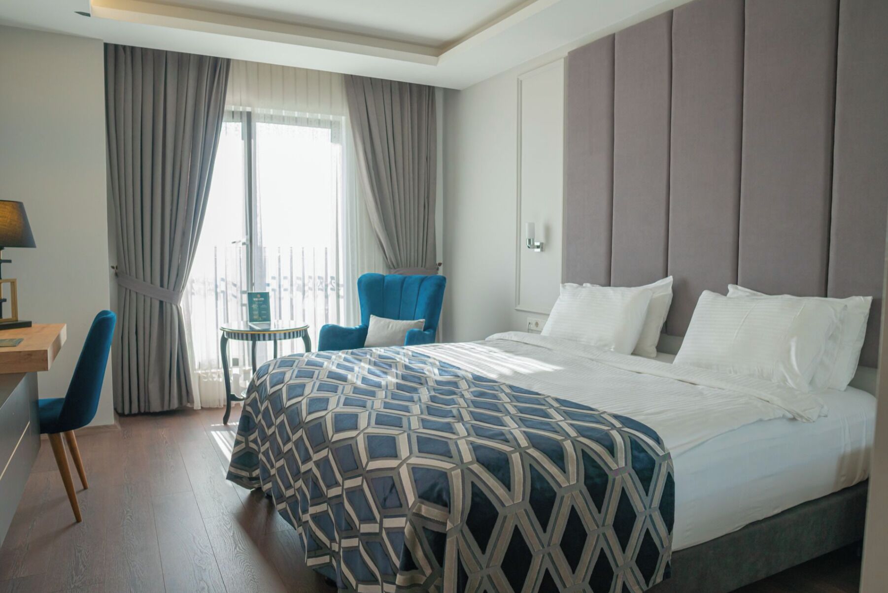 Habitación estándar | Ropa de cama de alta calidad y edredón 