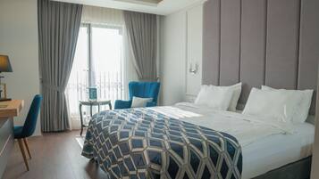 Habitación estándar | Ropa de cama de alta calidad, edredones de plumas, caja fuerte