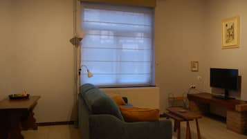 Apartamento Confort | Zona de estar | Televisión de pantalla plana de 30 cm con canales por cable
