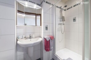 Comfort appartement | Badkamer | Een douche, gratis toiletartikelen, een haardroger, handdoeken