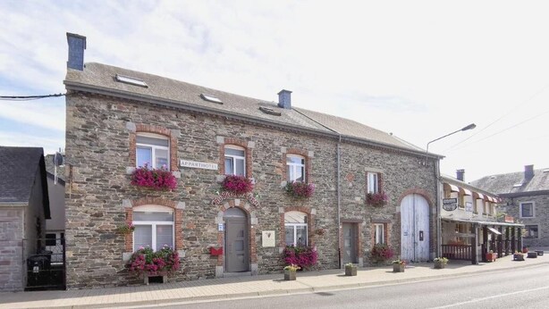 Un bâtiment en pierre sur lequel on peut lire l’inscription « AF PART HOTEL ».