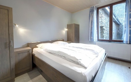 1 habitación, cubrecamas, caja de seguridad en la habitación y cunas