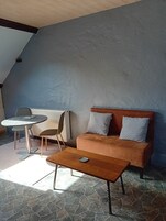 经  典双人房 | 起居区 | 30-厘米纯平电视 （配备有线频道）、电视