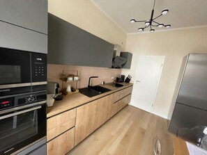 Een koelkast, een microgolfoven, een oven, een kookplaat