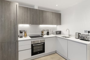 Fridge, microwave, oven, stovetop - Golden Mansion (London)