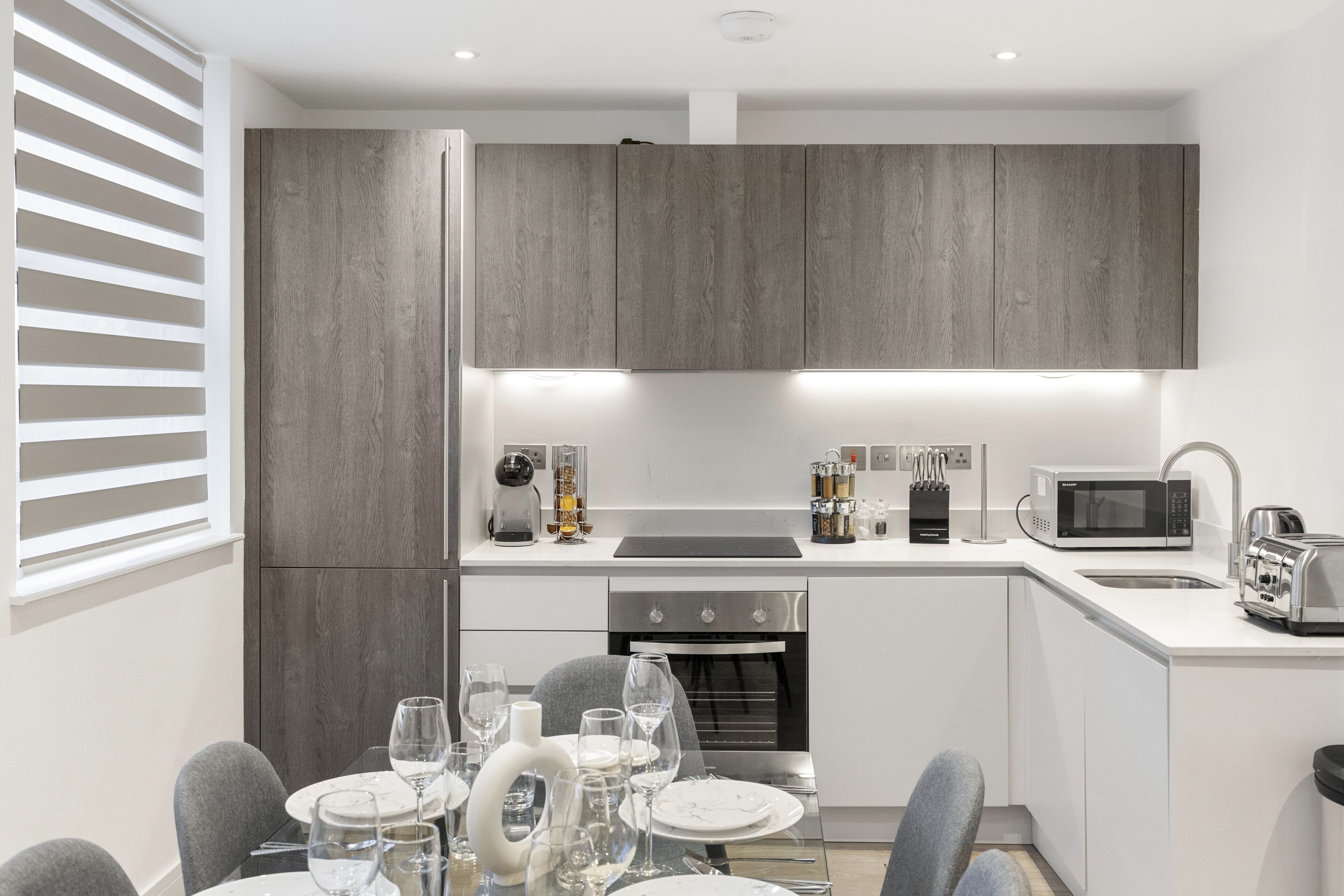 Kjøleskap, mikrobølgeovn, ovn og kokeplater