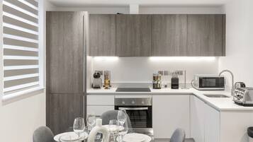 Kjøleskap, mikrobølgeovn, ovn og kokeplater