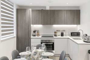 Fridge, microwave, oven, stovetop - Golden Mansion (London)