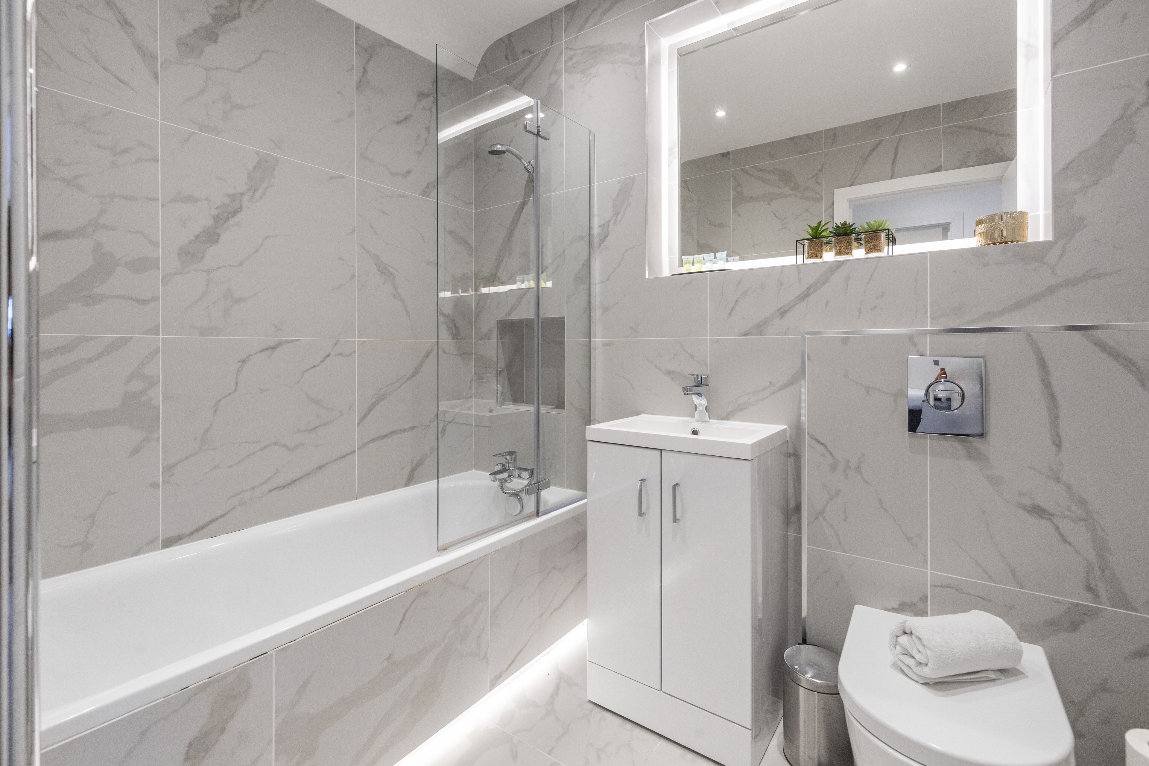 Combined shower/bathtub, hair dryer, towels, soap