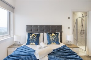 2 chambres, bureau, fer et planche à repasser, lit de bébé portatif