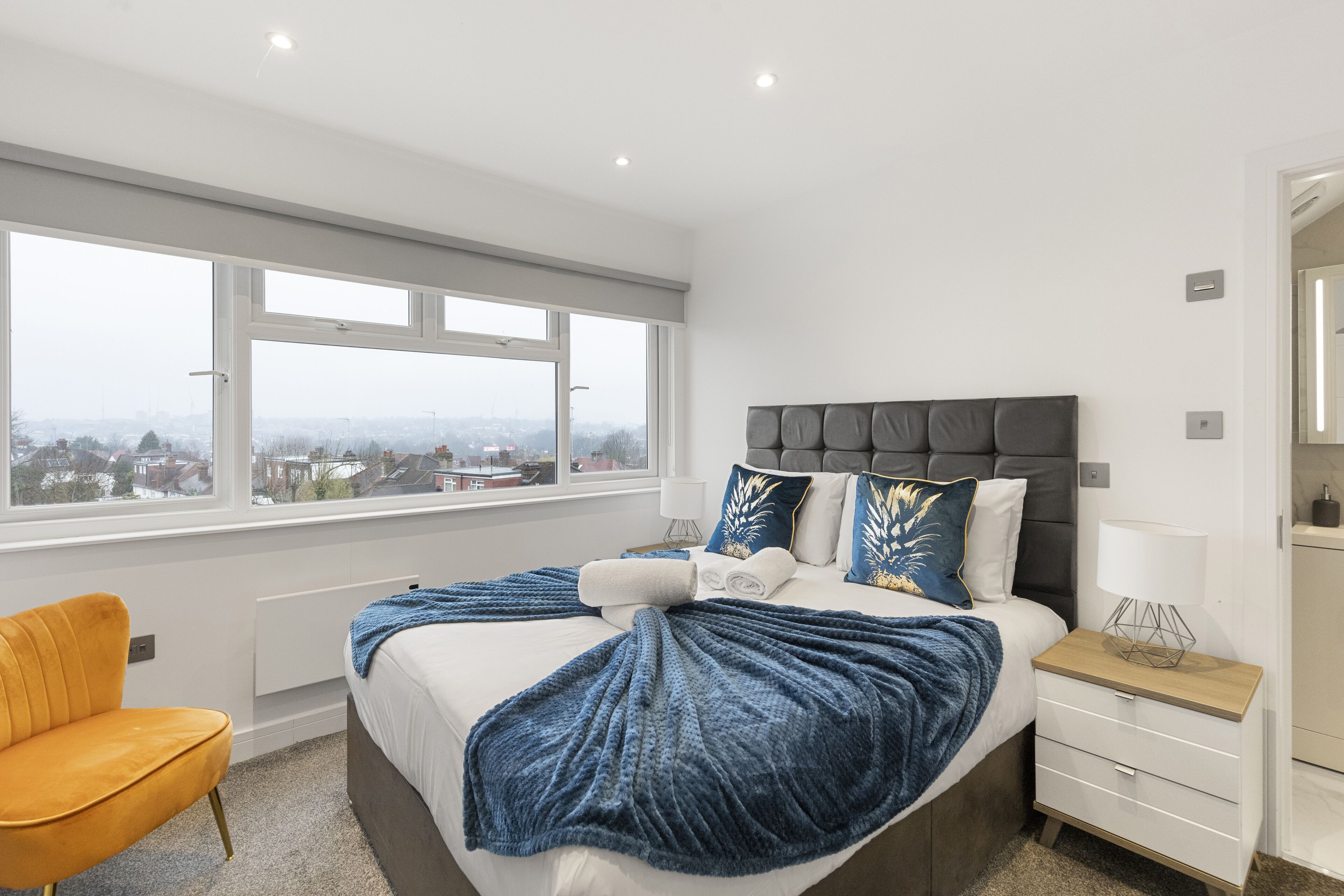 2 Schlafzimmer, Schreibtisch, Bügeleisen/Bügelbrett, Reisekinderbett