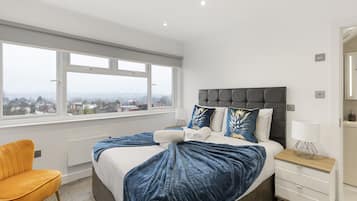 2 soverom, skrivebord, strykejern/-brett og reiseseng for barn