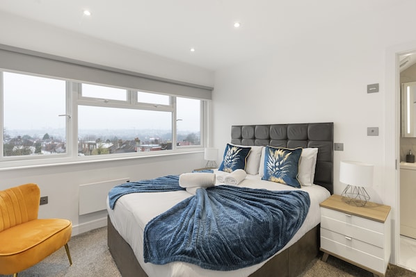 2 bedrooms, desk, iron/ironing board, travel cot - Golden Mansion (London)