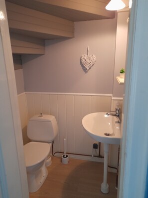 Dusche, Haartrockner, Bidet, Toilettenpapier
