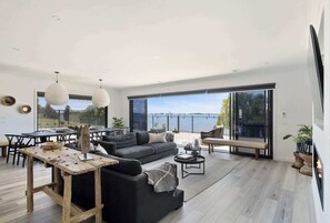 TV, fireplace, offices - Elements on Waters Edge, Woodlands Estate Yarrawonga (Yarrawonga)