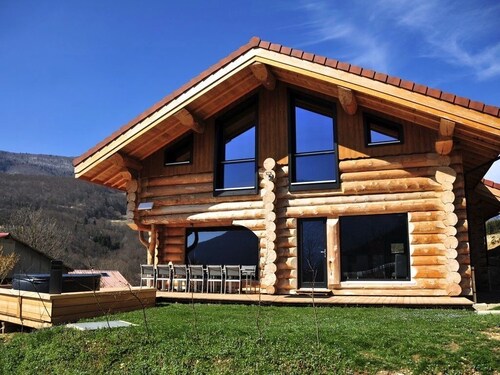 Chalet montagne neuf 4* avec WI FI et jacuzzi 10 personnes plus 2 pers sup