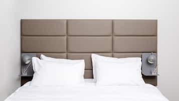 Comfy | Escritorio, tabla de planchar con plancha, wifi gratis y ropa de cama