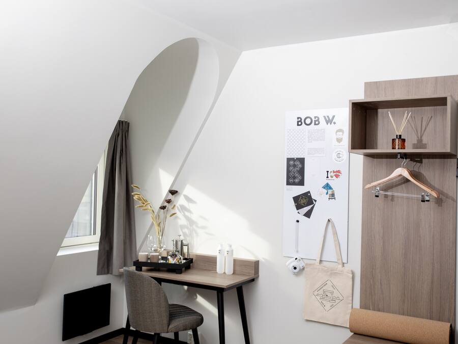 Comfy | Escritorio, tabla de planchar con plancha, wifi gratis y ropa de cama