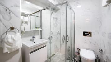 Suíte estúdio superior | Banheiro | Chuveiro, chuveiro com efeito de chuva, secador de cabelo, chinelos