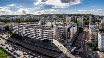 Un edificio moderno con varios pisos, ventanas amplias y techo plano.