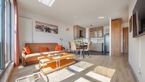 Apartment (125 - ul. Obrońców Wybrzeża 8) | Living area | 30-inch flat-screen TV with cable channels, TV - Apartamenty Sun & Snow Plac Unii (Gdynia)