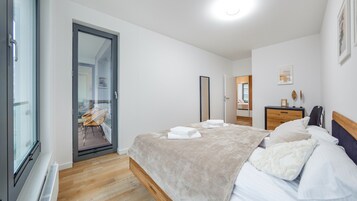 Espacio para trabajar con laptop, tabla de planchar con plancha y wifi 